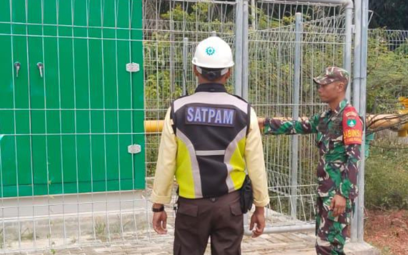 Babinsa Sungai Sembilan Laksanakan Patroli dan Pengawasan di Area PT PGN Dumai