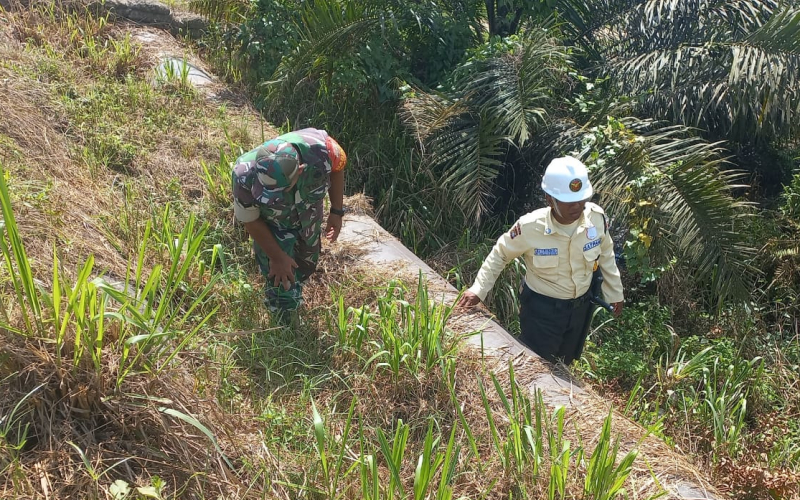 Personel dari Koramil 02 Edukasi Masyarakat Terkait Keamanan Pipa Minyak