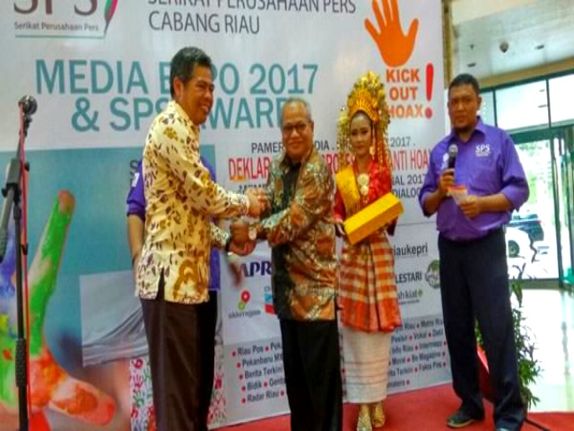 Bupati Bengkalis, Amril Terima Integrity Award Kepala Daerah Anti Hoax dari SPS Riau