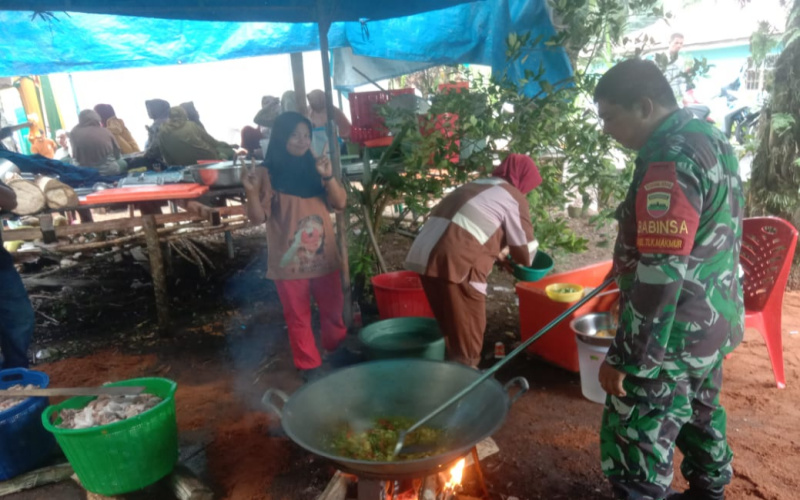Bantu Acara Rewang, Babinsa Teluk Makmur Berbaur dengan Masyarakat