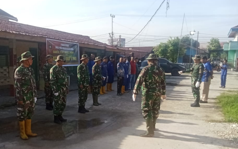 HUT TNI ke-80, Koramil 01 Dumai Bersama Warga Gelar Aksi Bersih Lingkungan