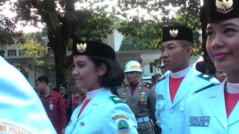 Dapat Izin dari Presiden Jokowi, Senyum Manis Gloria Menghiasi Upacara Penurunan Bendera