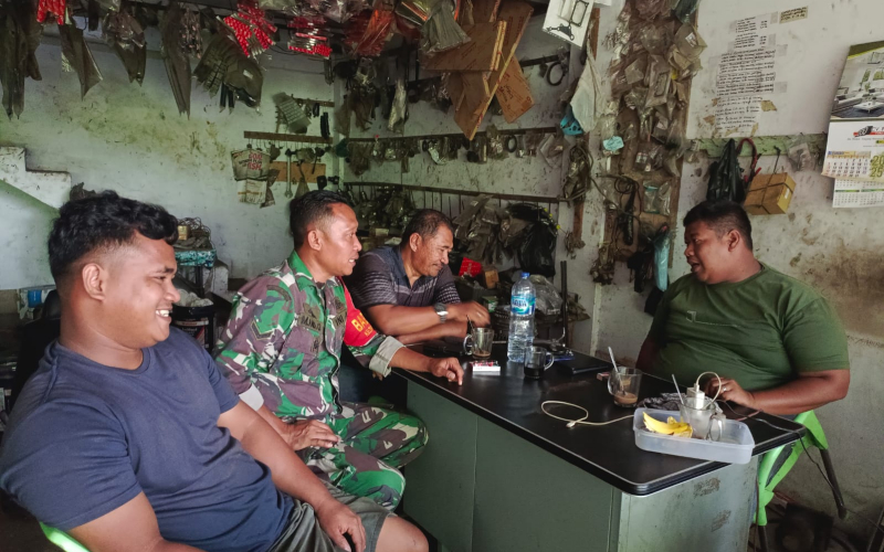 Babinsa dari Koramil 02 Patroli Keamanan di Wilayah Bukit Kapur