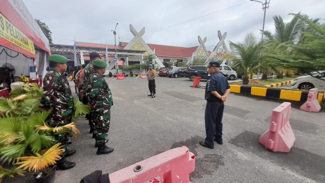 Babinsa Buluh Kasap Laksanakan Pengamanan di Pelabuhan Pelindo Dumai