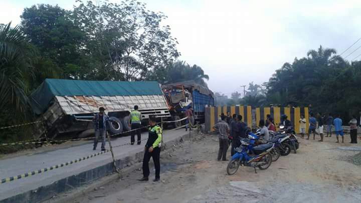 Truk Tronton Adu Kambing, Jalan Lintas Pekanbaru-Duri Lumpuh Total