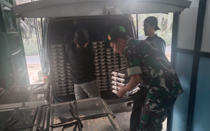 Sertu T. Manalu Kawal Penyaluran Makanan Bergizi Gratis untuk Ribuan Siswa di Dumai