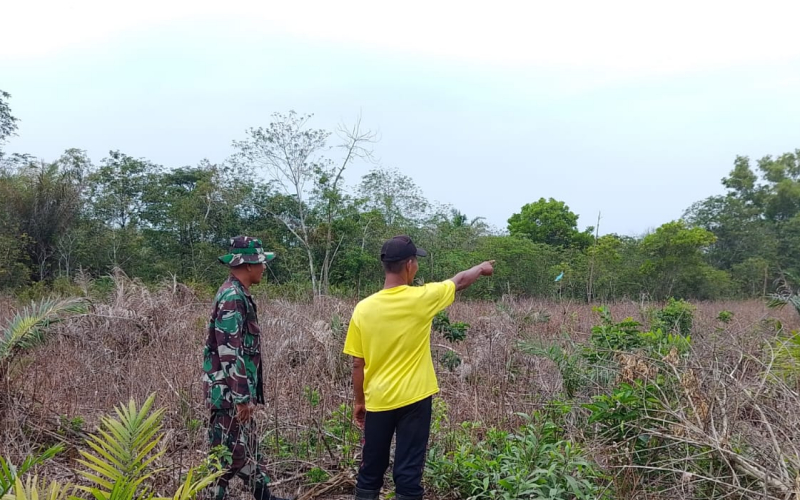 Babinsa Mundam Bangun Kesadaran Kolektif Warga untuk Cegah Karhutla