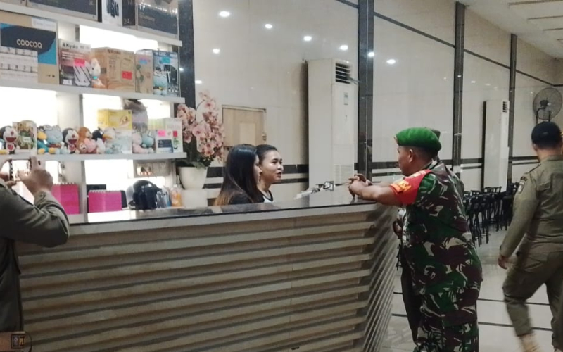 Babinsa Kodim 0320 Dumai Ajak Warga Kibarkan Merah Putih