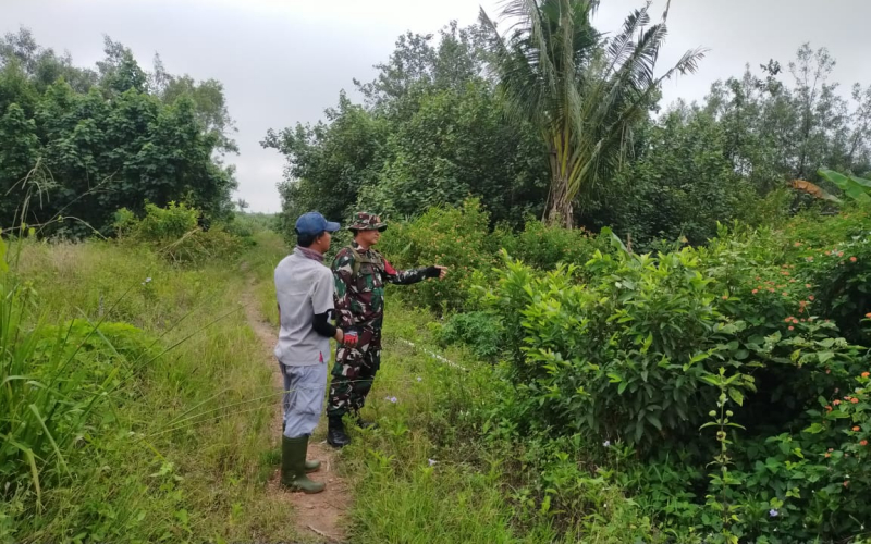 Babinsa Sungai Sembilan Ajak Warga Tingkatkan Kesadaran Bahaya Karhutla