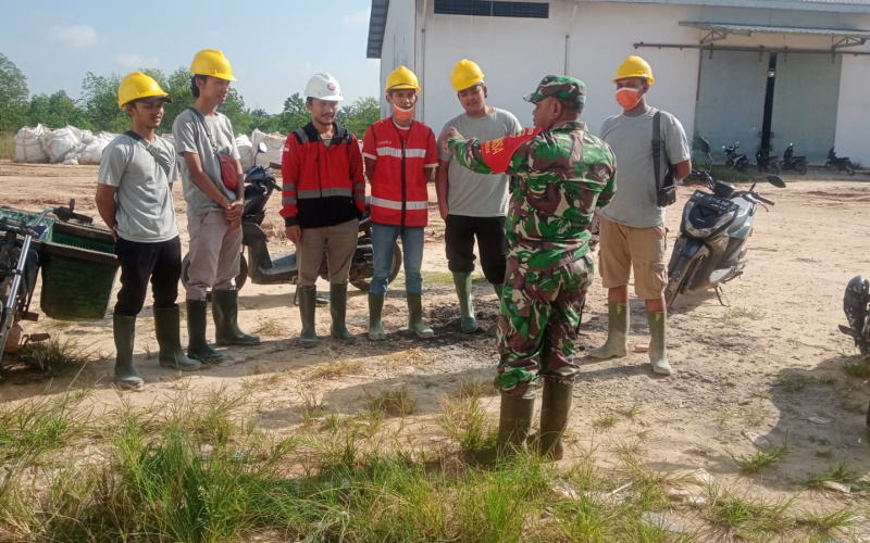 Babinsa Koramil 02/BK Lakukan Patroli dan Sosialisasi Karhutla