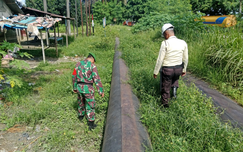 Perkuat Komunikasi Sosial, Koramil 01 Patroli Keamanan di Wilayah Pipa Minyak Pertamina