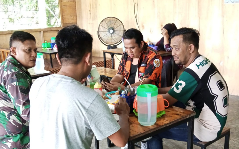 Tingkatkan Pembinaan Teritorial, Babinsa Lubuk Gaung Turun Langsung Jalin Komunikasi dengan Warga
