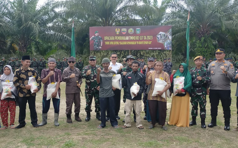 Keberhasilan TMMD, Satgas Beri Bantuan Pada Masyarakat