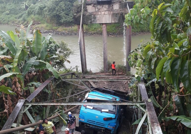 Astagfirullah...! Jembatan Sikabu Lubuk Alung Ambruk, 5 Orang Jadi Korban