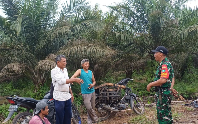 Cegah Karhutla, Babinsa Gurun Panjang Pasang Spanduk Imbauan dan Lakukan Patroli