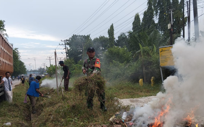Cegah Banjir, Koramil 02 Bukit Kapur Bersama Warga Gelar Gotong Royong di Jalan Soekarno Hatta