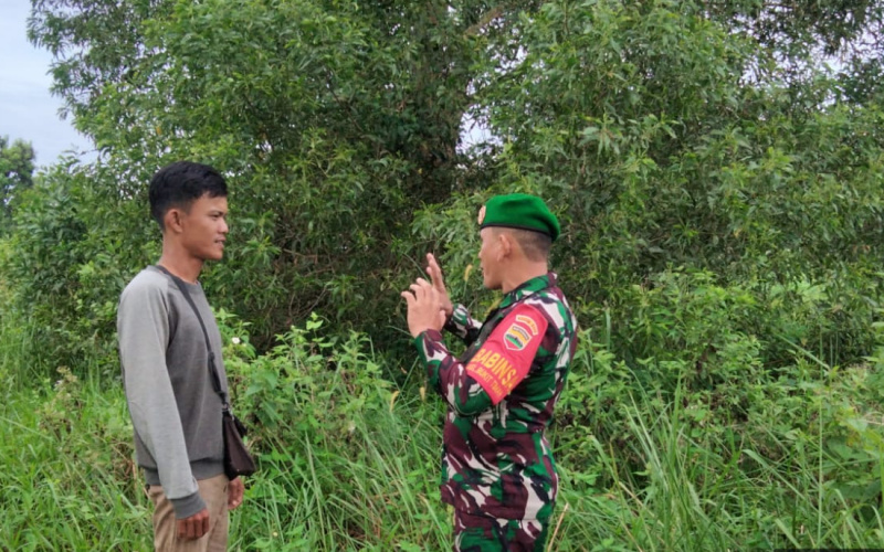 Cegah Kebakaran Hutan, Babinsa Koramil 01 Patroli