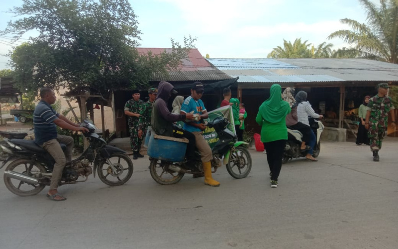 Danramil 03 Sei Sembilan Bagikan Ratusan Paket Takjil, Masyarakat Antusias