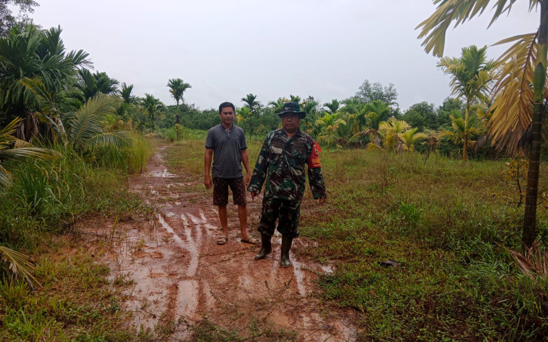 Antisipasi Terjadi Karhutla, Sertu Mahyudin Gandeng Warga Patroli