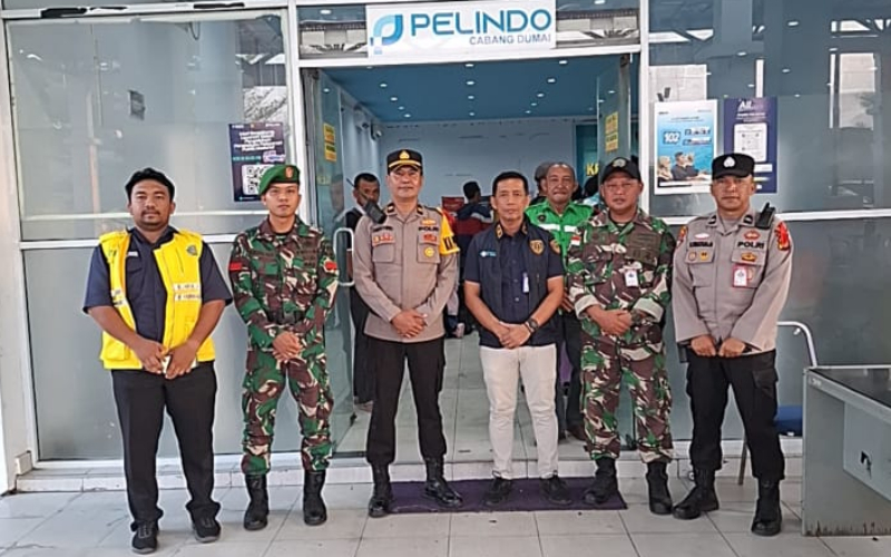 Babinsa Turun Langsung Amankan Penumpang Kapal Domestik dan Internasional di Dumai