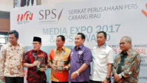 Bupati Inhil Terima Award Media Relationship dari SPS Riau