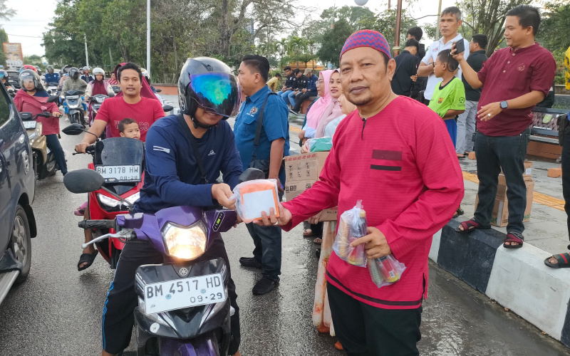 Ramadhan ke 22, PWI Dumai Bagi-bagi Takjil dan Buka Bersama