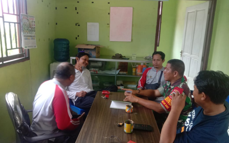 Babinsa Koramil 03 Giat Komsos di Wilayah Binaannya