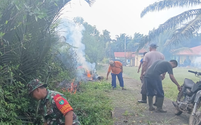 Jaga Lingkungan dan Silaturahmi, Babinsa Guntung Ikut Gotong Royong Bersihkan Area Makam