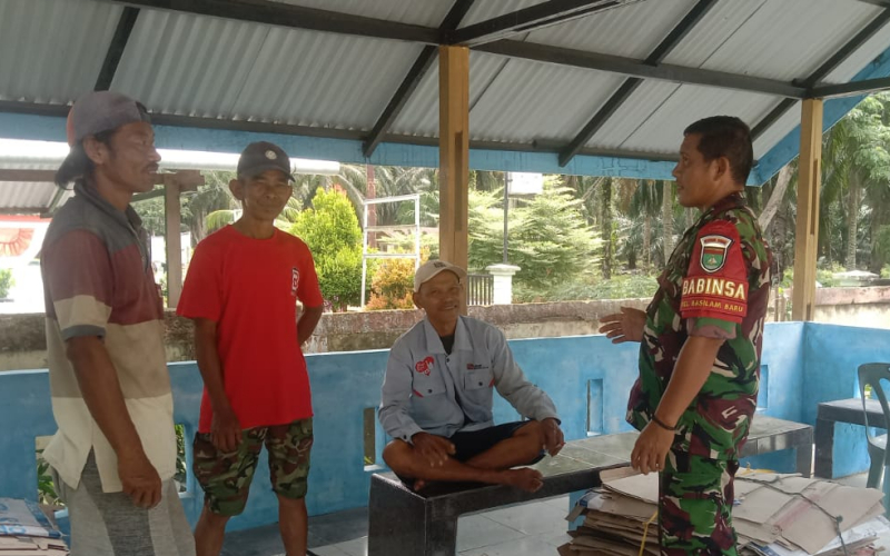 Perkuat Keamanan Wilayah, Babinsa Sertu Jainal Arifin Lakukan Komsos dengan Tokoh Basilam Baru