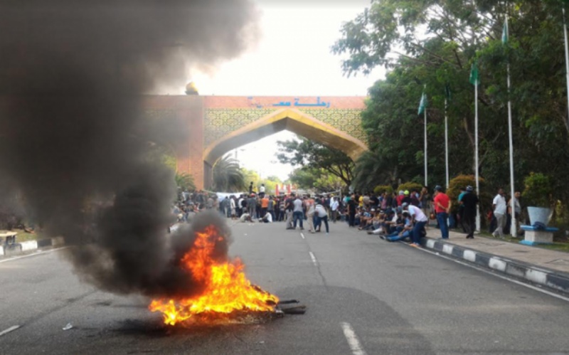 Massa Aksi Tolak Deklarasi #2019GantiPresiden Bakar Ban di Jalan Akses Bandara SSK