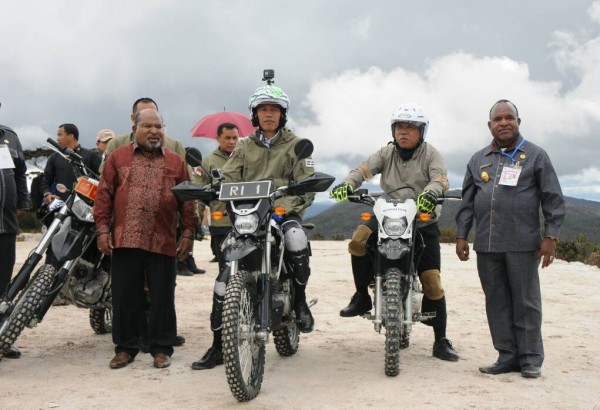 Kendarai Trail Tinjau Jalan Trans Papua, Presiden Jokowi Puji Duet Kementerian PUPR – TNI