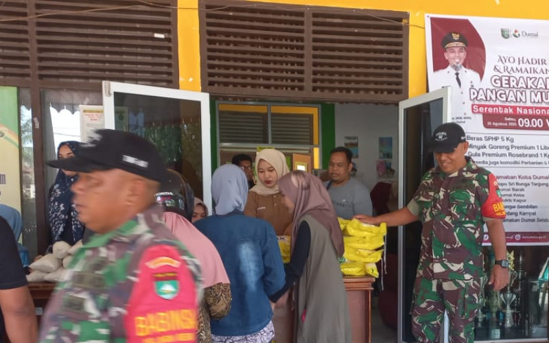 Babinsa Bukit Kapur Pastikan Pasar Murah GPM Berjalan Aman dan Tertib