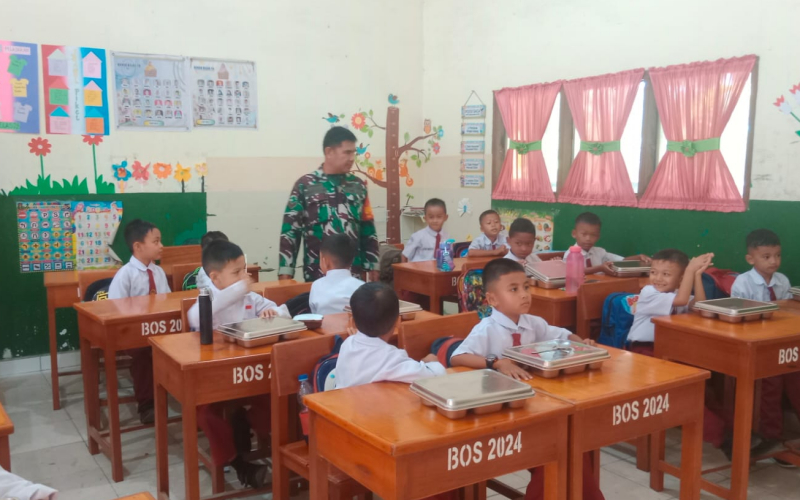 Sertu Mahyudin Kawal Penyaluran Gizi Gratis di Purnama dan Bagan Keladi