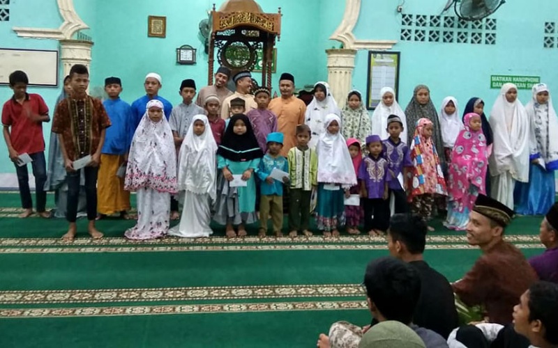 Pengurus Masjid Nurul Haq Santuni Puluhan Anak Yatim Piatu