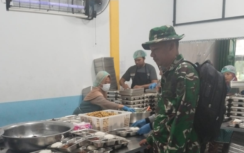 Program Gizi Gratis Sasar Ribuan Siswa, Babinsa Pastikan Distribusi Berjalan Tertib
