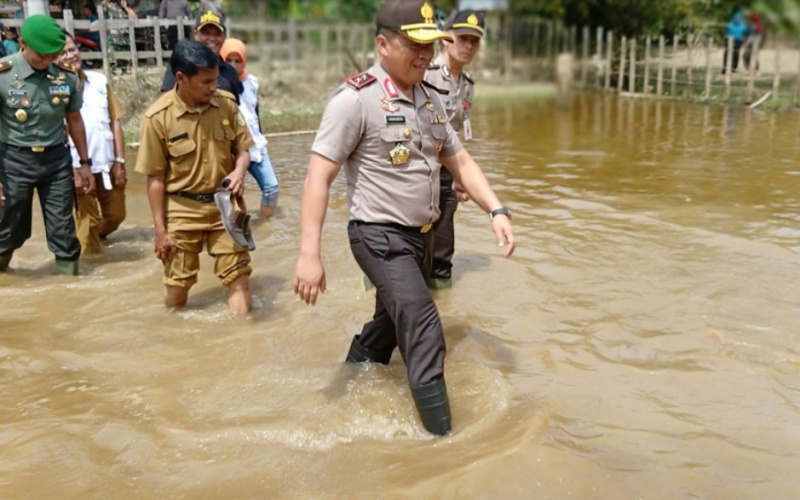Kapolda Riau dan Gubri Tinjau Lokasi Bajir di Kuansing