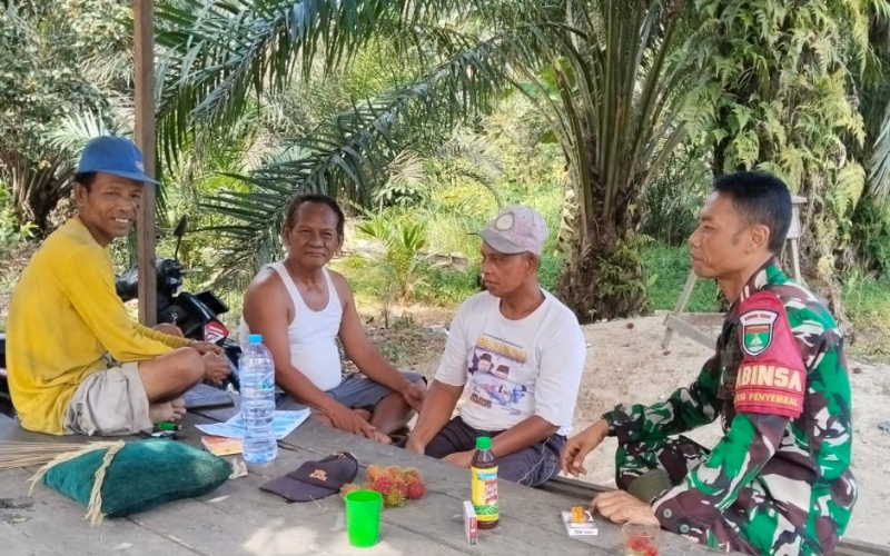 Komsos Humanis Babinsa Koramil 03 Sungai Sembilan Perkuat Kemanunggalan TNI–Rakyat