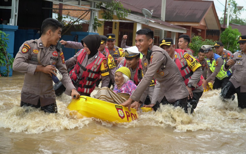 Banjir Rendam Ratusan Rumah di Rohul, 2 Lansia Dievakuasi