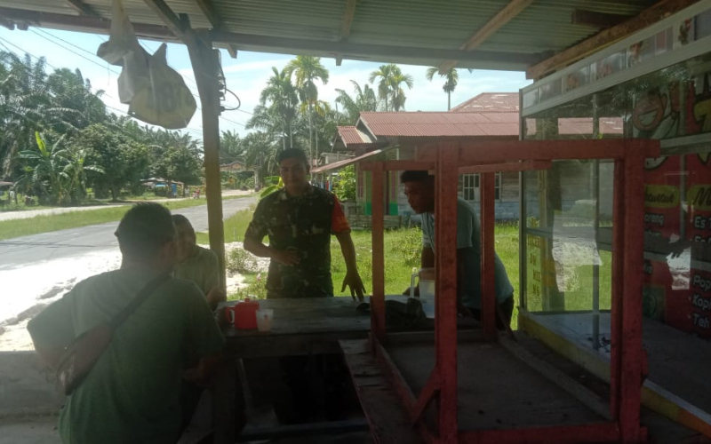 Babinsa Teluk Makmur Ajak Tokoh Masyarakat Jaga Keamanan dan Kebersihan Lingkungan