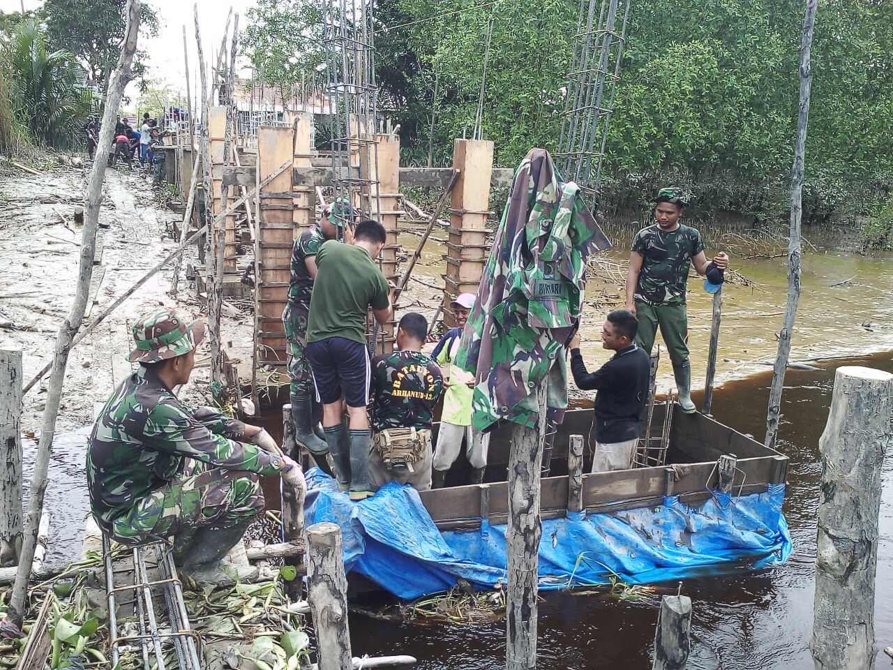 Satgas TMMD Kodim 0314/Inhil Kerja Sama Bangun Jembatan Beton Di Desa Nusantara Jaya, Keritang