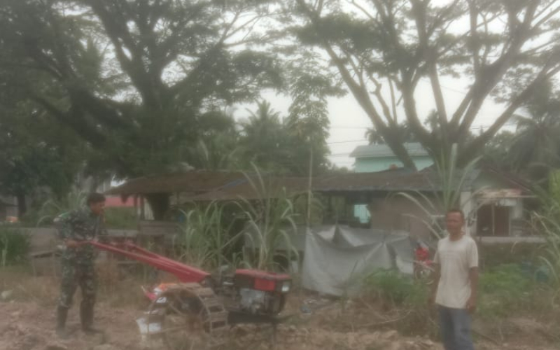 Babinsa dari Koramil 03 Sungai Sembilan Patroli Karhutla