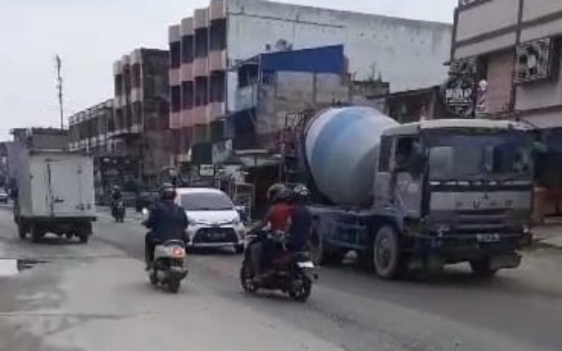 Viral! Diduga Tumpahan Ready Mix PT Beton Indo Perkasa Bahayakan Pengendara Lain