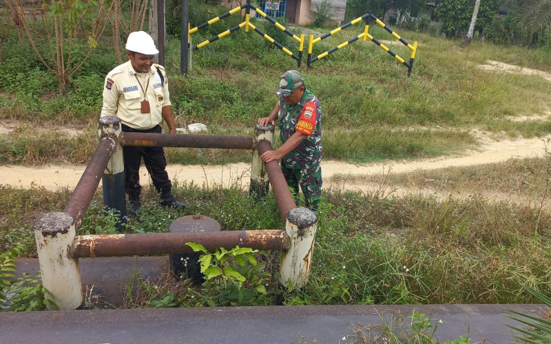 Babinsa Sertu Roni Sandra Patroli Keamanan di Wilayah Pipa Minyak