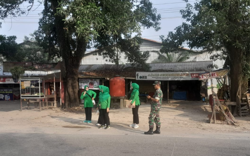 Bersama Anggota Persit, BatiTuud Koramil 03 Sei 9 Berbagi Takjil