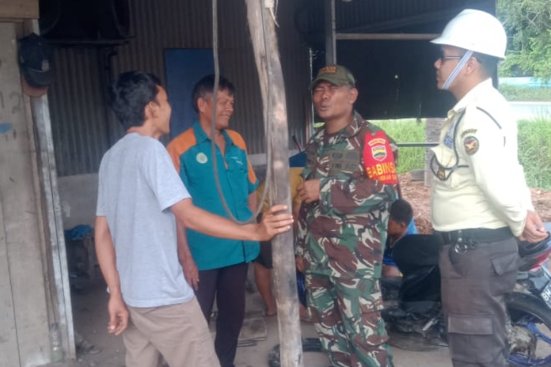 Koramil 01 Dumai Patroli di Sepanjang Jalur Pipa Minyak Kelurahan Bukit Timah