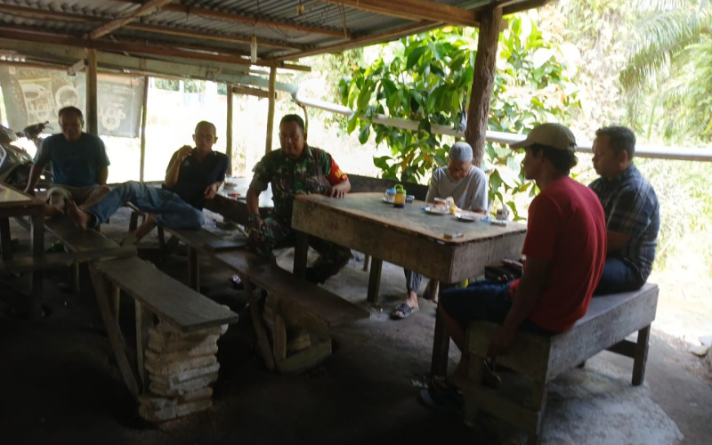 Pererat Silaturahmi dengan Warga, ini yang Dilakukan Babinsa Sertu Misriyadi