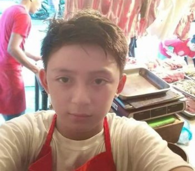 Remaja Ganteng Jualan Daging di Pasar Viral di Medsos