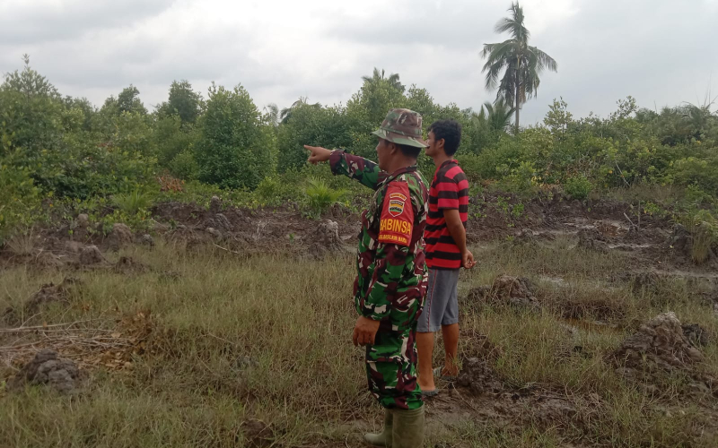 Di Basilam Baru Babinsa Rutin Patroli Karlahut