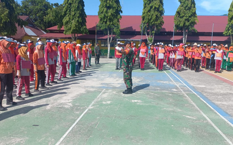 Babinsa dari Koramil 02 Berikan Pelatihan Baris Berbaris di SMAN 3 Dumai