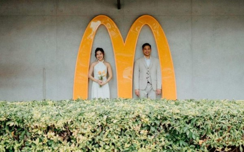 Viral Pengantin Gelar Pernikahan Simpel di McD, Ini Biayanya